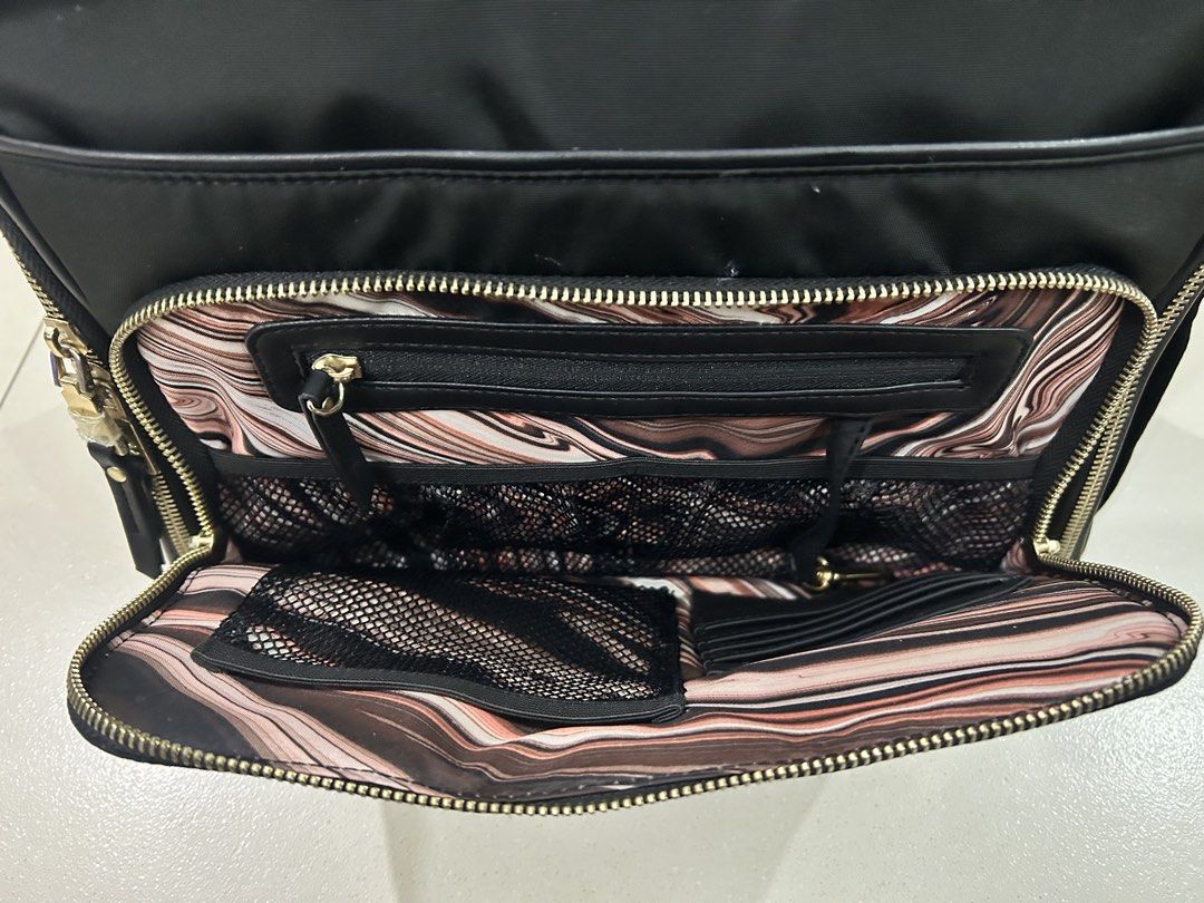 Jujube Eco Bag Black (Category: Diaper Bags & Wetbags) located in Manila. Submitted by declatterine (Listing ID 1454878105, Image 2). Description: Jujube Eco Black Diaper Bag Good Used to Very Good Used Condition to be safe Complete Inclusion Yung bag lang yung nagamit pero yung mga strap halos bago pa pati yung changing pad.