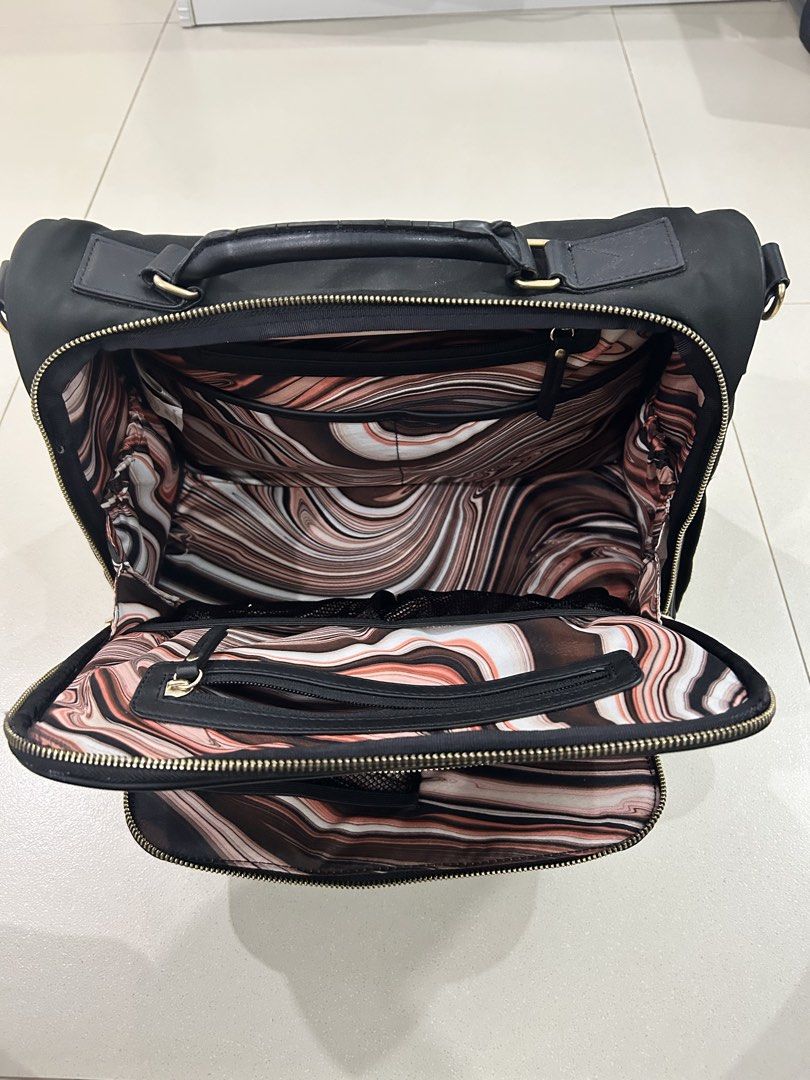 Jujube Eco Bag Black (Category: Diaper Bags & Wetbags) located in Manila. Submitted by declatterine (Listing ID 1454878105, Image 3). Description: Jujube Eco Black Diaper Bag Good Used to Very Good Used Condition to be safe Complete Inclusion Yung bag lang yung nagamit pero yung mga strap halos bago pa pati yung changing pad.