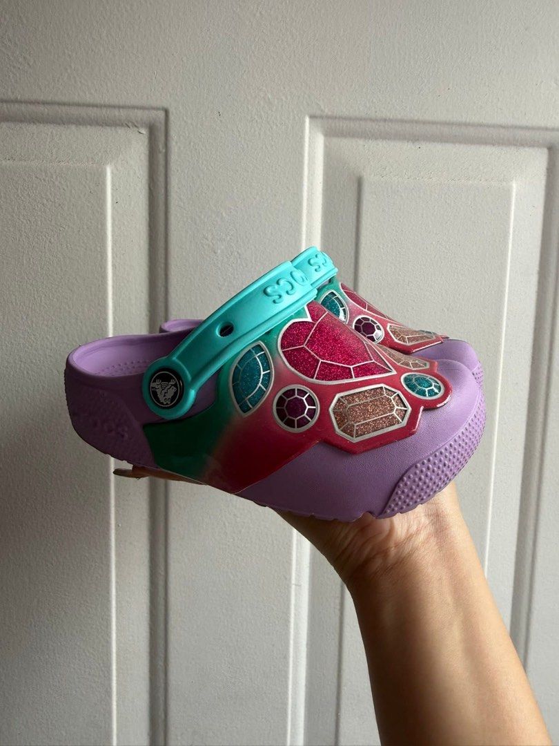 Kids' Crocs C11 (Category: Babies & Kids Fashion) located in Cavite. Submitted by mchrstl (Listing ID 1454876266, Image 3). Description: Original Crocs C11 17-17.cm insole Lights up clogs to✨ Both pairs umiilaw💗 Used once😉 No heel drag 1k+sf Loc: gentri, cavite Courier: j&t / lalamove Mop: gcash Payment first. No cod Auto pass sa lowballers😊 ACTUAL PIC POSTED.