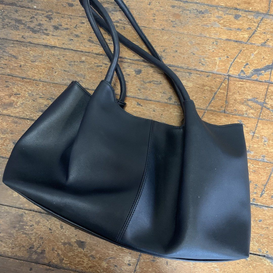 Korean Bag (Category: Shoulder Bags) located in Pasig City. Submitted by m_decluttering (Listing ID 1454816996, Image 2). Description: .