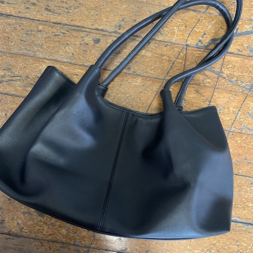 Korean Bag (Category: Shoulder Bags) located in Pasig City. Submitted by m_decluttering (Listing ID 1454816996, Image 1). Description: .