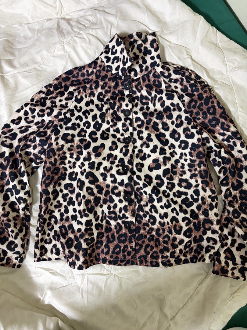 Leopard Jacket (Category: Coats, Jackets and Outerwear) located in Kuala Lumpur. Submitted by aaliessyaa (Listing ID 1454850613, Image 1). Description: By Postage RM8 only ! Anything can dm me or wasabi (01123443959 - aliesya) .