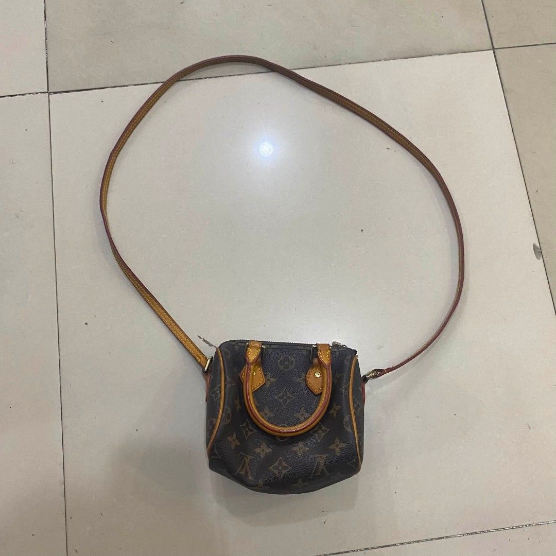 Louis Vuitton (Category: Cross-body Bags) located in Bacolod City. Submitted by nice_thriftt (Listing ID 1454873158, Image 1). Description: .