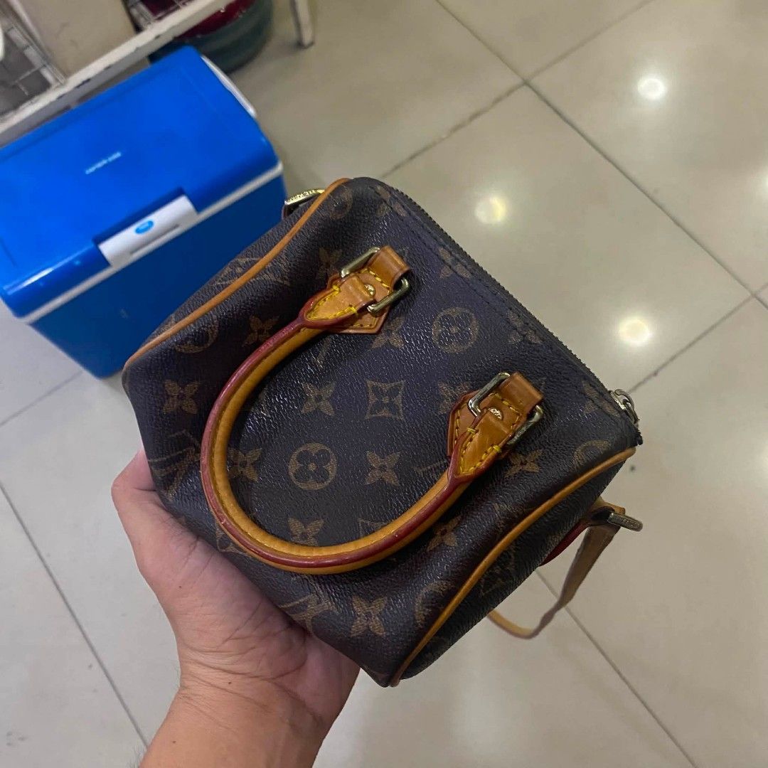 Louis Vuitton (Category: Cross-body Bags) located in Bacolod City. Submitted by nice_thriftt (Listing ID 1454873158, Image 2). Description: .