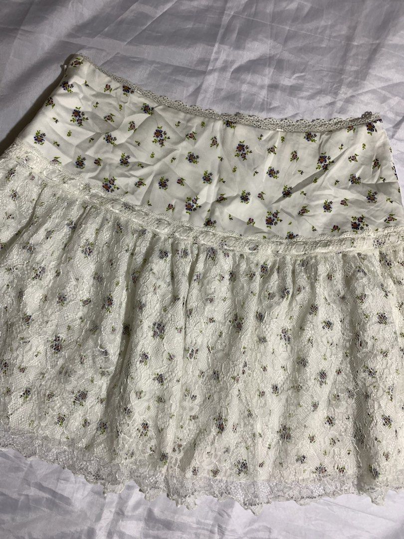 White Floral Lace Skirt (Category: Skirts) located in Quezon City. Submitted by chexmix (Listing ID 1454785974, Image 1). Description: waist 26 brand new.