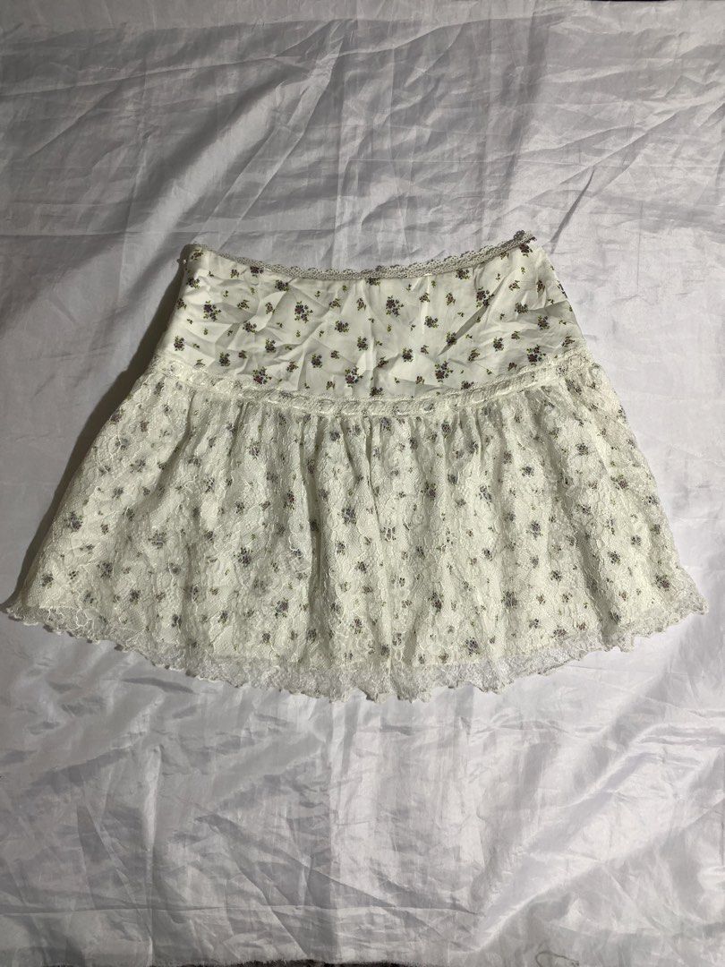 White Floral Lace Skirt (Category: Skirts) located in Quezon City. Submitted by chexmix (Listing ID 1454785974, Image 2). Description: waist 26 brand new.