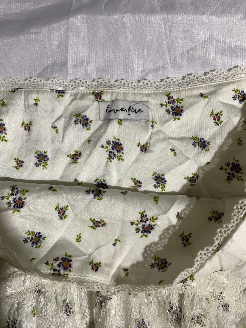White Floral Lace Skirt (Category: Skirts) located in Quezon City. Submitted by chexmix (Listing ID 1454785974, Image 3). Description: waist 26 brand new.