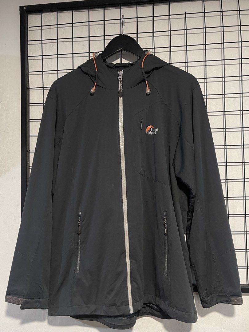 LOWE ALPINE SOFTSHELL JACKET (Category: Coats, Jackets and Outerwear) located in Ipoh. Submitted by akmalanr (Listing ID 1454889721, Image 1). Description: LOWE ALPINE SOFTSHELL JACKET condition : tiada apa2 masalah ✅ sizing : pit 23 length 27 inch✅ Dm✌🏻.