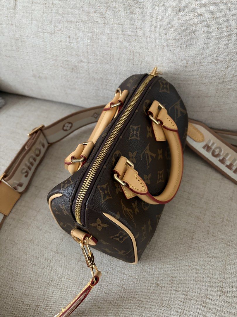 LV Speedy 20 (Category: Luxury Bags & Wallets) located in Batangas. Submitted by misskorea16 (Listing ID 1454839383, Image 2). Description: Comes with free bqg charm Complete inclusions Like new.