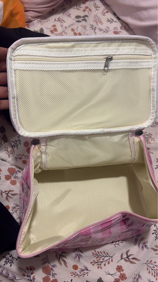 MAKEUP BAG (Category: Purses & Pouches) located in Melaka Tengah. Submitted by hanasyaly (Listing ID 1454943201, Image 3). Description: New. Tk pkai lgi.