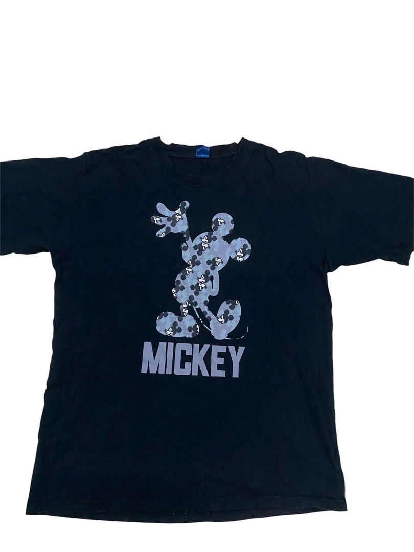 MICKEY MOUSE TEE (Category: Tshirts & Polo Shirts) located in Kadok. Submitted by ihassanul (Listing ID 1454890607, Image 2). Description: 🔥 MICKEY MOUSE TEE 🔥 📌 Size: Anggaran M/L 📏 Pit: 20.5” 📏 Labuh: 26.5” 🎨 Warna: Black 🐭 Design: Mickey Mouse graphic print ✨ Style: Vintage / casual / streetwear Sesuai untuk daily wear & vintage collector. Design Mickey memang standout! 😎 💰 Harga: RM25 📦 Postage tersedia.