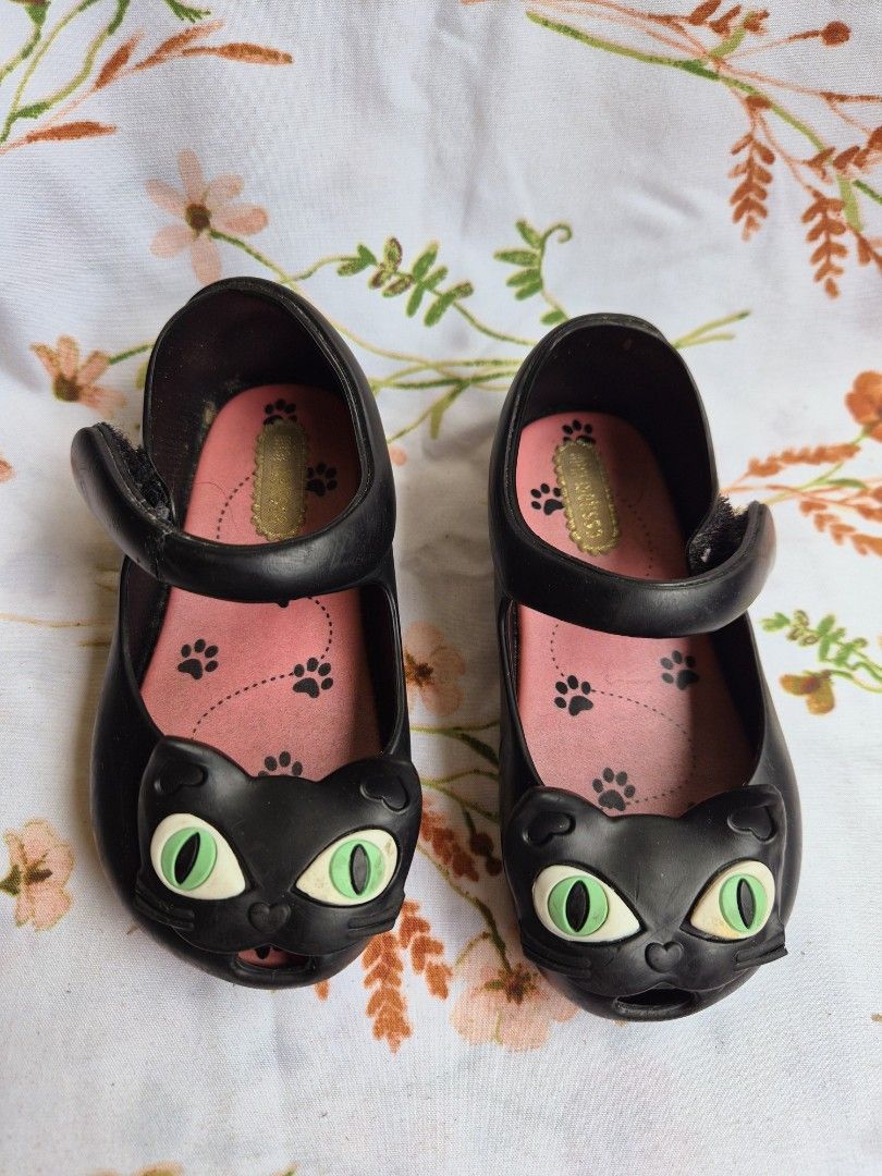 Mini Melissa Black Cat Jelly Flats (Category: Babies & Kids Fashion) located in Roxas City. Submitted by tabet (Listing ID 1454912431, Image 1). Description: - Cute black jelly flats - Adorable cat face design on the front - Pink inner sole with paw print details - Secure strap closure - Size: 280.