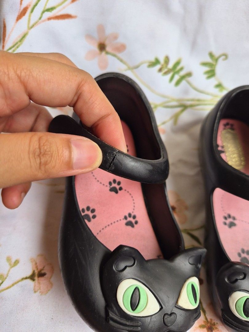 Mini Melissa Black Cat Jelly Flats (Category: Babies & Kids Fashion) located in Roxas City. Submitted by tabet (Listing ID 1454912431, Image 2). Description: - Cute black jelly flats - Adorable cat face design on the front - Pink inner sole with paw print details - Secure strap closure - Size: 280.
