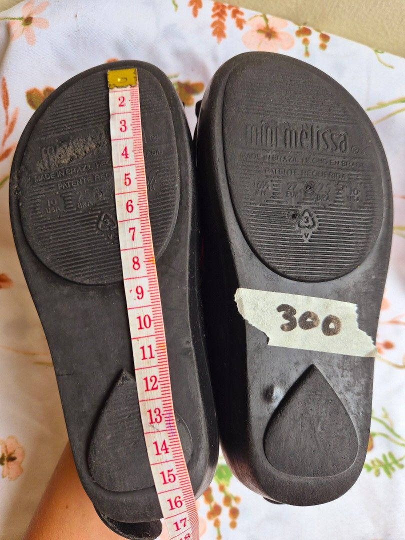 Mini Melissa Black Cat Jelly Shoes (Category: Babies & Kids Fashion) located in Roxas City. Submitted by tabet (Listing ID 1454912546, Image 2). Description: - Adorable black jelly shoes featuring a cute cat face design. - Pink inner sole with fun paw print details. - Easy and secure velcro strap closure. - Made in Brazil, ensuring quality craftsmanship. - Size 27/28, ideal for little feet. - A purr-fect choice for children who adore cats!.