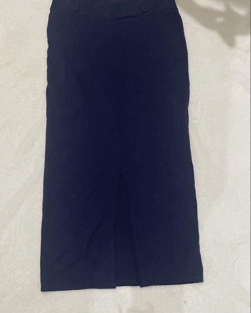 Navy Blue Midi Skirt with Slit (Category: Skirts) located in Guiguinto. Submitted by beatan13 (Listing ID 1454868317, Image 3). Description: - Navy blue midi skirt - Front slit for easy movement - Simple and classic design - Versatile for work or casual wear.