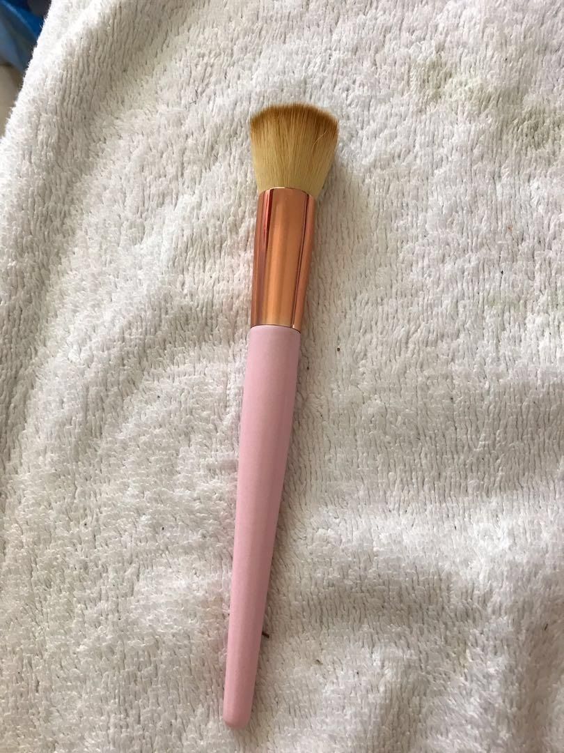 New imported Flat Face powder foundation brush (Category: Makeup) located in Marikina City. Submitted by minimalistmanila (Listing ID 1454780066, Image 2). Description: New Rose Gold foundation buffing blending brush. Purchased from a beauty fair in Dubai. Same makers of Morphe brushes but unbranded. Perfect for foundation, concealer or powder. Order now! See my other listings 😀 .