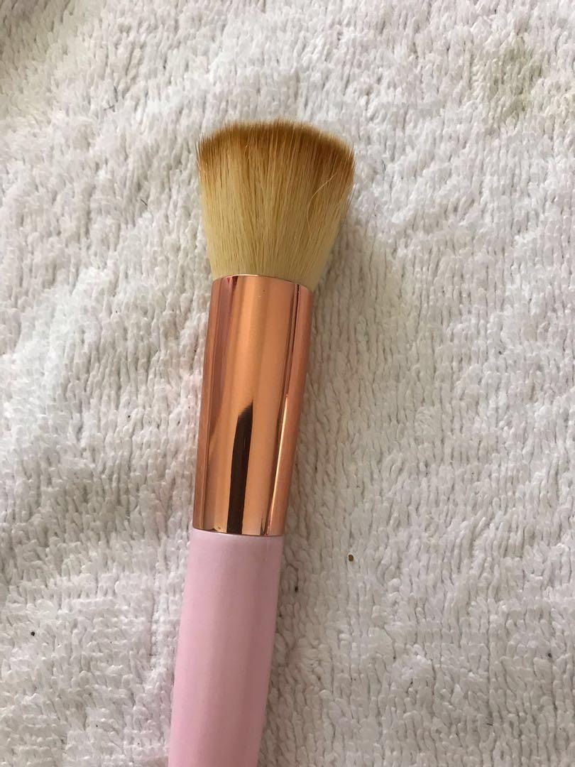 New imported Flat Face powder foundation brush (Category: Makeup) located in Marikina City. Submitted by minimalistmanila (Listing ID 1454780066, Image 1). Description: New Rose Gold foundation buffing blending brush. Purchased from a beauty fair in Dubai. Same makers of Morphe brushes but unbranded. Perfect for foundation, concealer or powder. Order now! See my other listings 😀 .