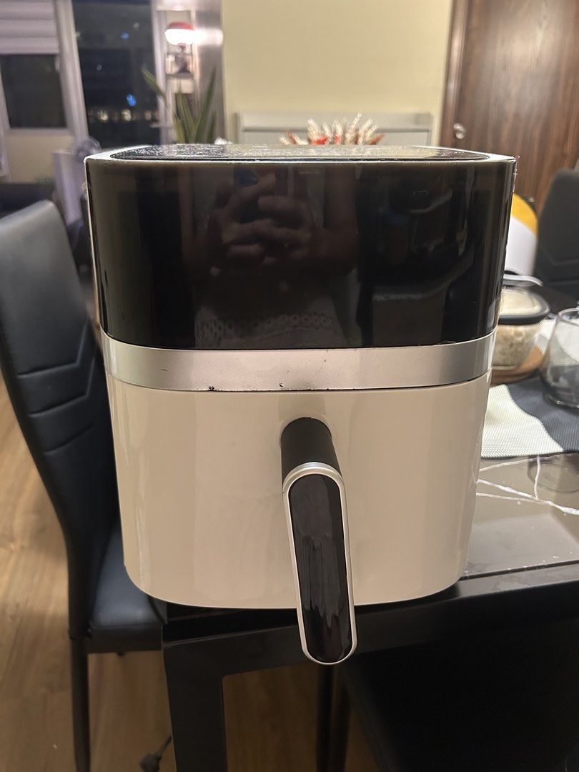 Ookas digital 9L Airfryer (Category: Cookers) located in Makati City. Submitted by katrinavalle (Listing ID 1454803269, Image 1). Description: - Ookas digital Airfryer 9 liter size - User-friendly digital interface - Stylish black and white color scheme - Ideal for healthier cooking.