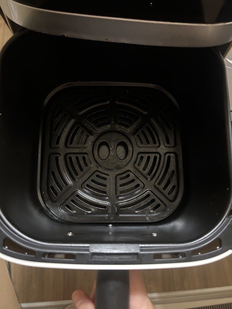 Ookas digital 9L Airfryer (Category: Cookers) located in Makati City. Submitted by katrinavalle (Listing ID 1454803269, Image 2). Description: - Ookas digital Airfryer 9 liter size - User-friendly digital interface - Stylish black and white color scheme - Ideal for healthier cooking.