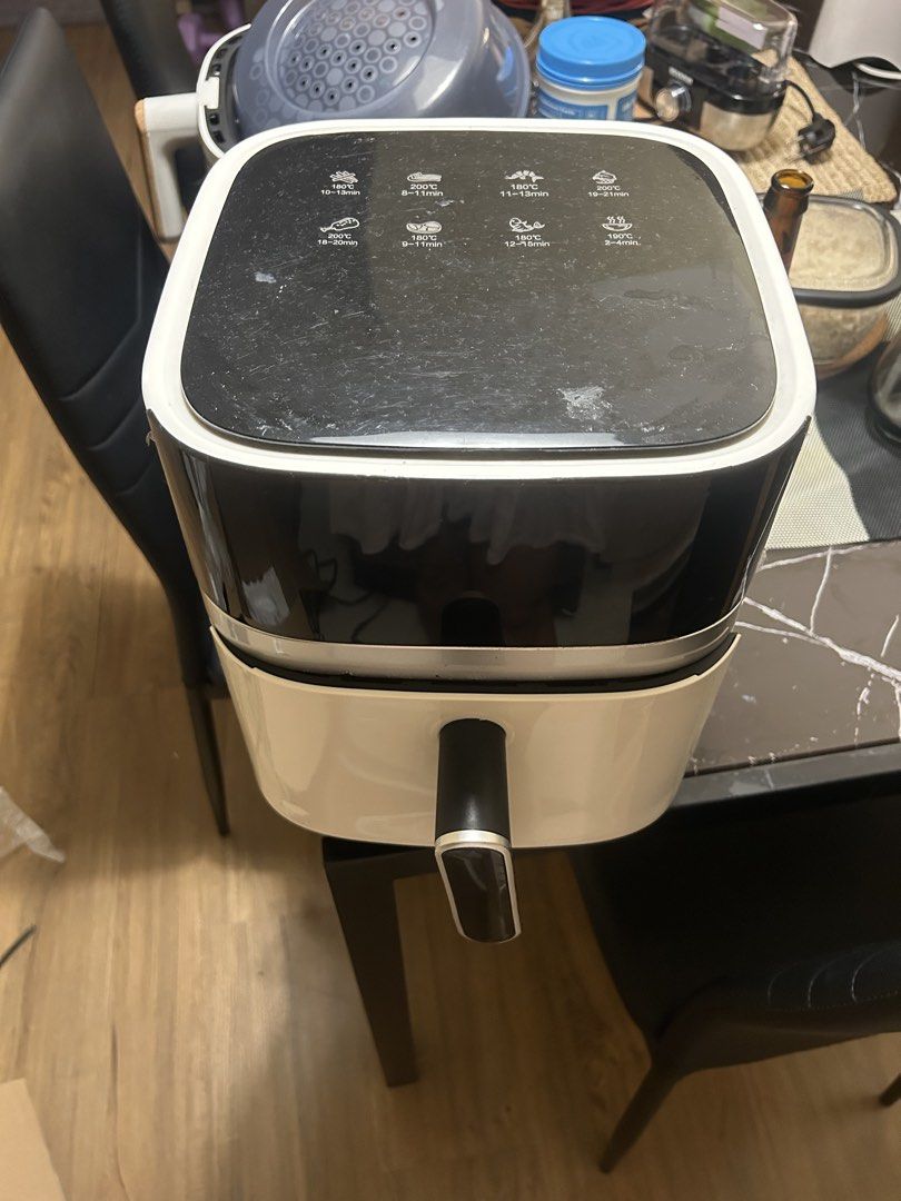 Ookas digital 9L Airfryer (Category: Cookers) located in Makati City. Submitted by katrinavalle (Listing ID 1454803269, Image 3). Description: - Ookas digital Airfryer 9 liter size - User-friendly digital interface - Stylish black and white color scheme - Ideal for healthier cooking.