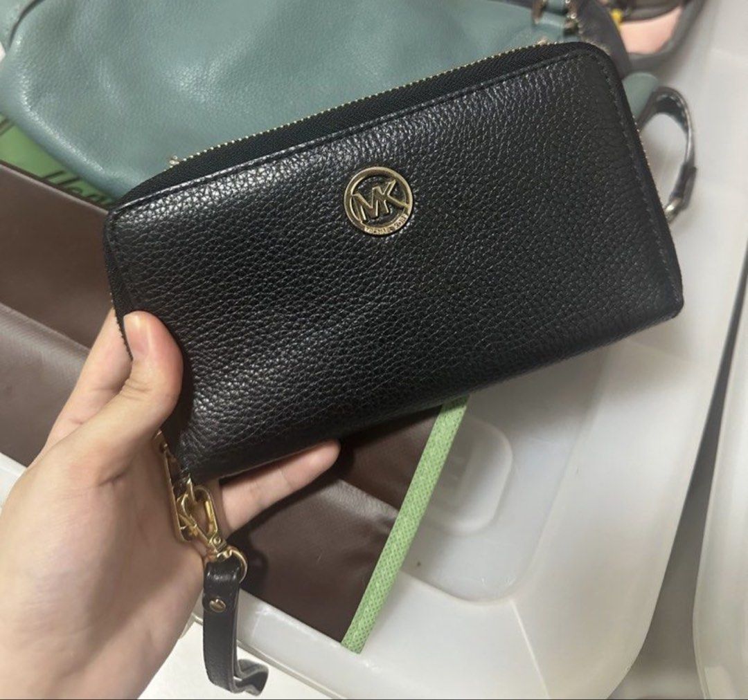 Original Michael Kors Black Wallet (Category: Luxury Bags & Wallets) located in Cavite. Submitted by irenebaebaebidoo (Listing ID 1454938777, Image 1). Description: Almost new! Guaranteed Authentic 💯 Message me for more pictures!.
