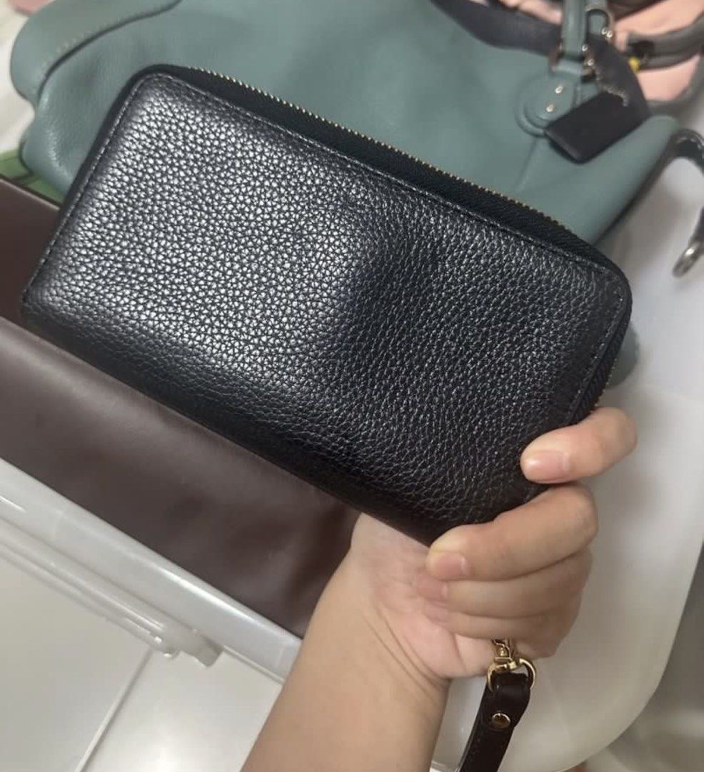 Original Michael Kors Black Wallet (Category: Luxury Bags & Wallets) located in Cavite. Submitted by irenebaebaebidoo (Listing ID 1454938777, Image 2). Description: Almost new! Guaranteed Authentic 💯 Message me for more pictures!.