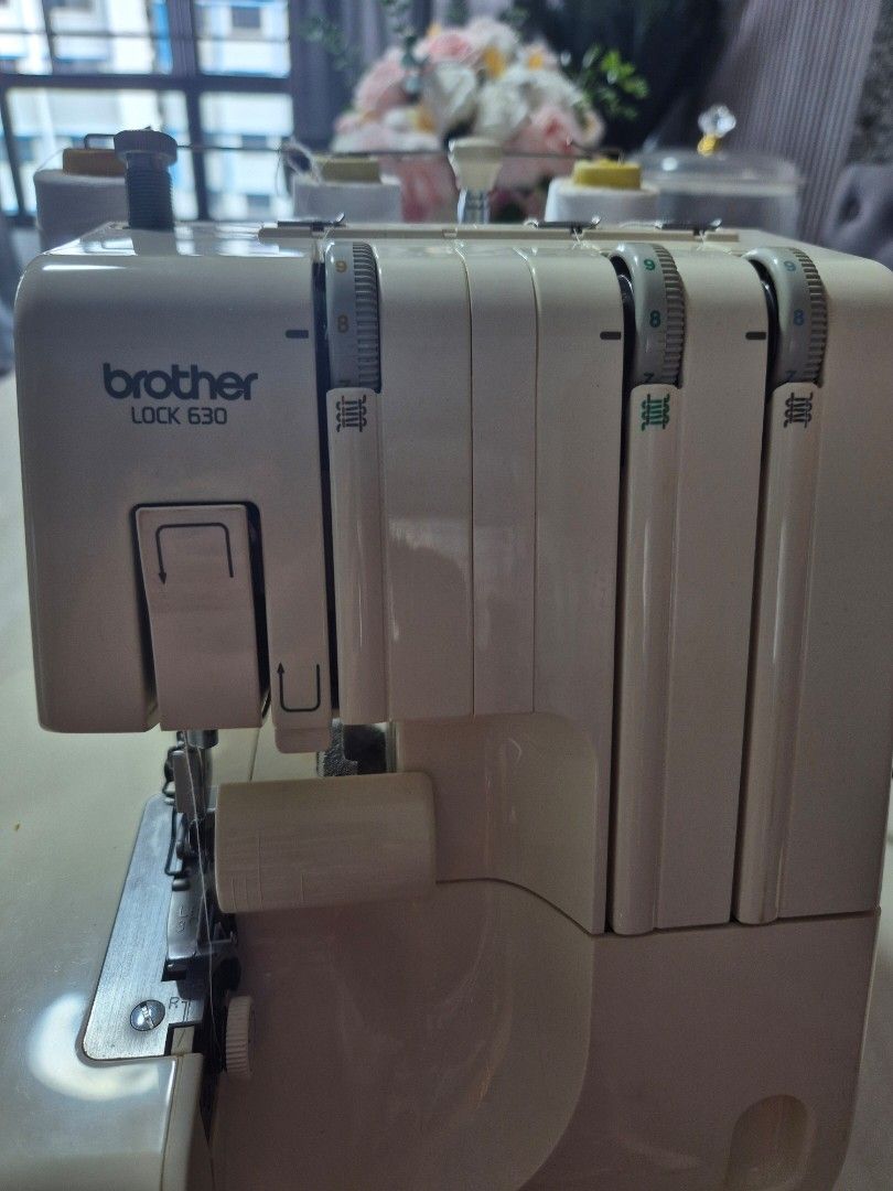 Overlock machine (Category: Craft Supplies & Tools) located in Singapore. Submitted by lola197 (Listing ID 1454775268, Image 1). Description: given to me but i already have one.very smooth n of cos working condition.u may try out first before buying.complete set with the box...btw box quite old .
