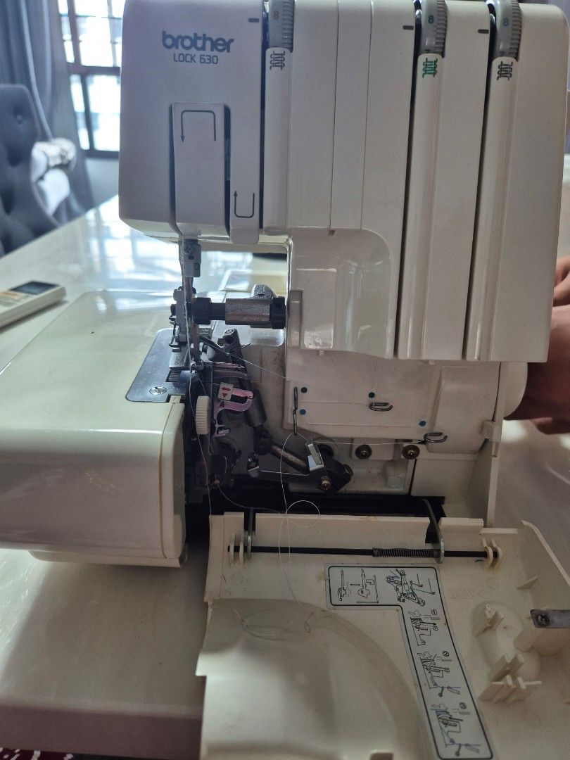 Overlock machine (Category: Craft Supplies & Tools) located in Singapore. Submitted by lola197 (Listing ID 1454775268, Image 3). Description: given to me but i already have one.very smooth n of cos working condition.u may try out first before buying.complete set with the box...btw box quite old .