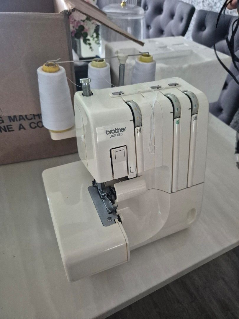 Overlock machine (Category: Craft Supplies & Tools) located in Singapore. Submitted by lola197 (Listing ID 1454775268, Image 2). Description: given to me but i already have one.very smooth n of cos working condition.u may try out first before buying.complete set with the box...btw box quite old .