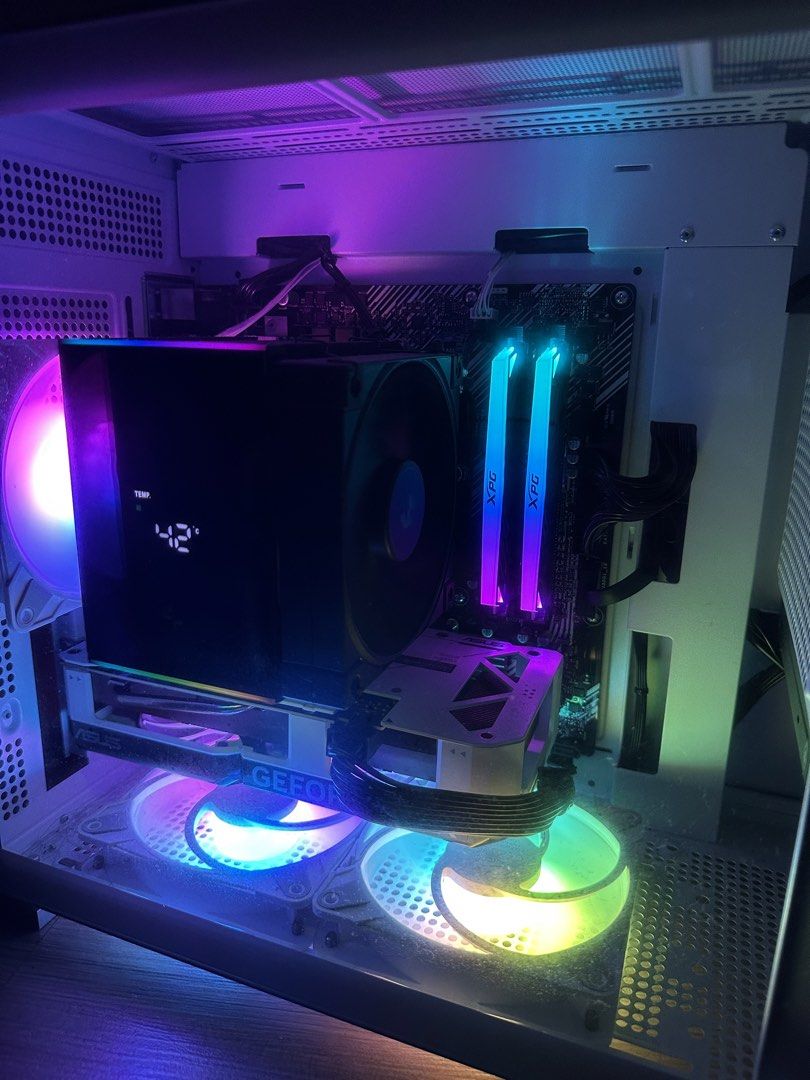 Pc (Category: Desktops) located in Kuala Lumpur. Submitted by mystic_cof4ae (Listing ID 1454873970, Image 3). Description: 🔥 JUAL PC WHITE BUILD GAMING + EDITING 🔥 [ASUS TUF + ASUS RTX 4060 Ti WHITE EDITION] BARANG JARANG MAIN,NAK JUAL SEBAB PC DAH BOSAN TNGOK SAYA RM4000 BOLEH NEGO | PLUG & PLAY + MONITOR TERUS! PC bersih, tiptop 9.5/10 Sesuai Gaming 1080p High, Streaming, Edit Video — SPEK FULL — CPU : AMD Ryzen 5 5600G 6C12T GPU : ASUS RTX 4