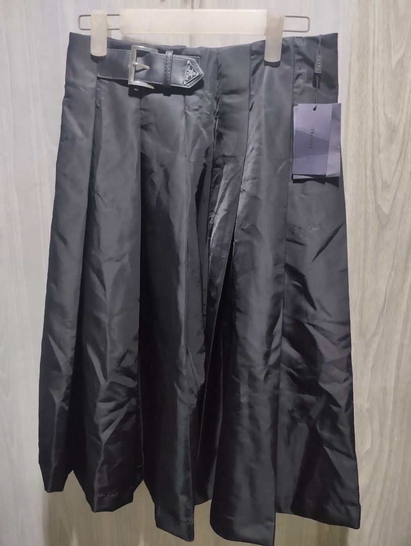 Prada Re-Nylon midi skirt (Category: Luxury Apparel) located in Bacoor. Submitted by nigel_008 (Listing ID 1454914438, Image 1). Description: This is Prada black pleated Re-Nylon midi skirt featuring a matching buckled belt with the brand's iconic enameled metal triangle logo ..