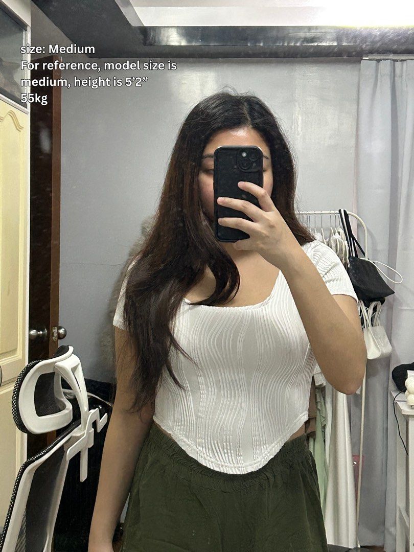 Pre-loved White Crop Top (Category: Sleeveless) located in Rizal. Submitted by mapsjp (Listing ID 1454911806, Image 1). Description: ₱ 175 + SF Shipping fee is shouldered by buyer LAST PRICE ALREADY 📍Location: Taytay, Rizal NO MEET UPS, NO LALAMOVE Mode of payment: gcash/ gotyme/ maribank Mode of delivery: j&t / gogoxpress ✔️ Size: Medium ✔️ Slightly stretchy ✔️ Eto po ay secondhand/ pre-loved. ✔️ Square neck ✔️ Crop top.