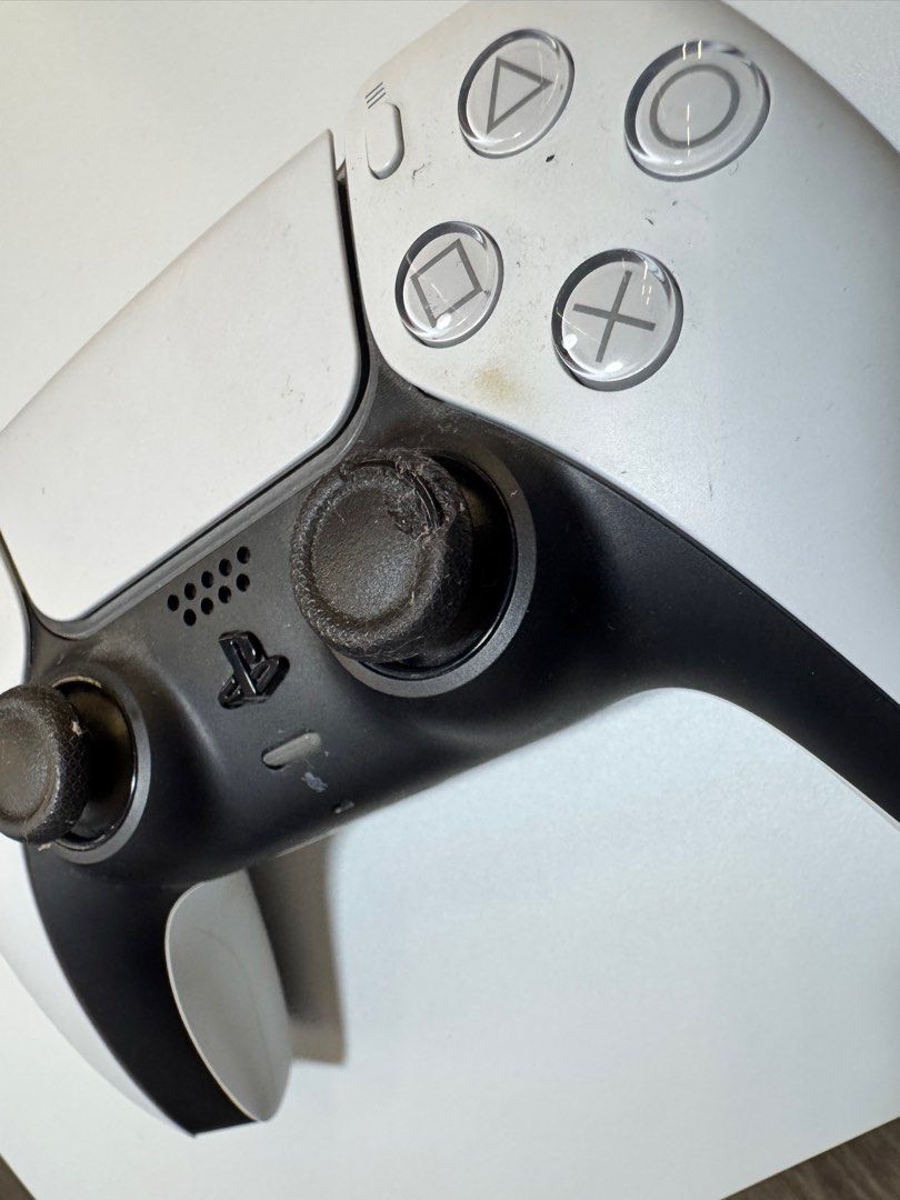 PS5 Disc version (Category: PlayStation) located in Singapore. Submitted by thebluemoon (Listing ID 1454752113, Image 2). Description: Lightly used PS5 disc version. Slight damage on one of the joystick on the controller (ref to 2nd pic) .
