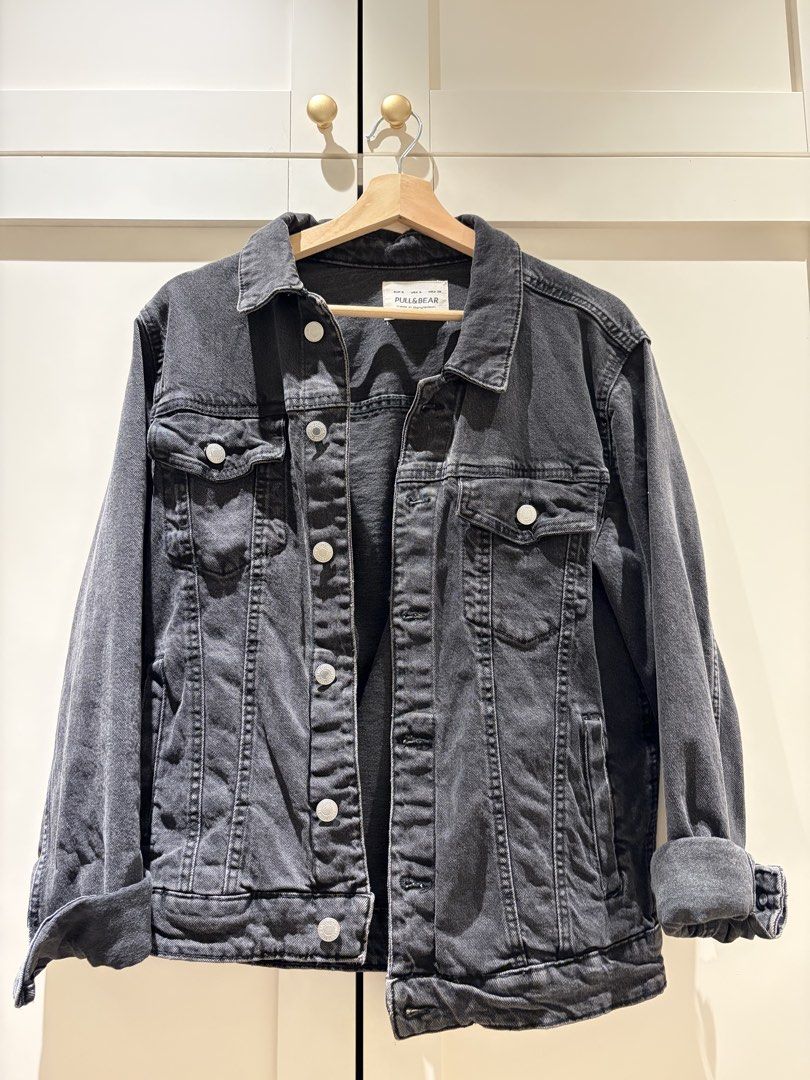 Pull & bear jacket (Category: Coats, Jackets and Outerwear) located in Kota Tinggi. Submitted by kimiieyyy (Listing ID 1454948589, Image 1). Description: Jarang pakai.