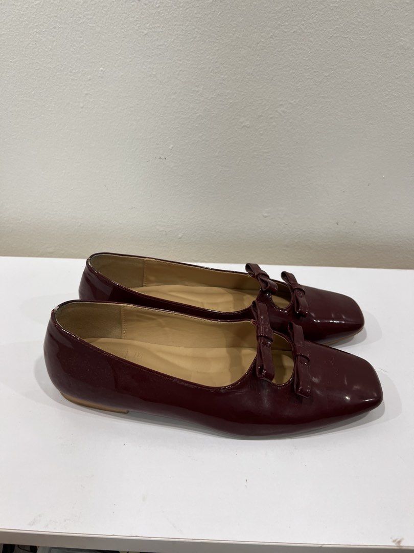 Red flats (Category: Flats & Sandals) located in Manila. Submitted by threadtressure (Listing ID 1454911182, Image 3). Description: Hue red flats. Patent leather material Condition: 8/10 Issues: Has minor peeling on the heel part (see photos).