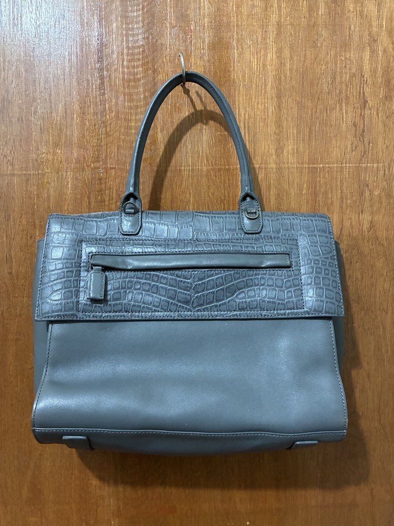 RUSH SALE! Carlyn Raymond Bag (Category: Shoulder Bags) located in Makati City. Submitted by goodvictory (Listing ID 1454810996, Image 2). Description: Structured silhouette and a croc-embossed material.