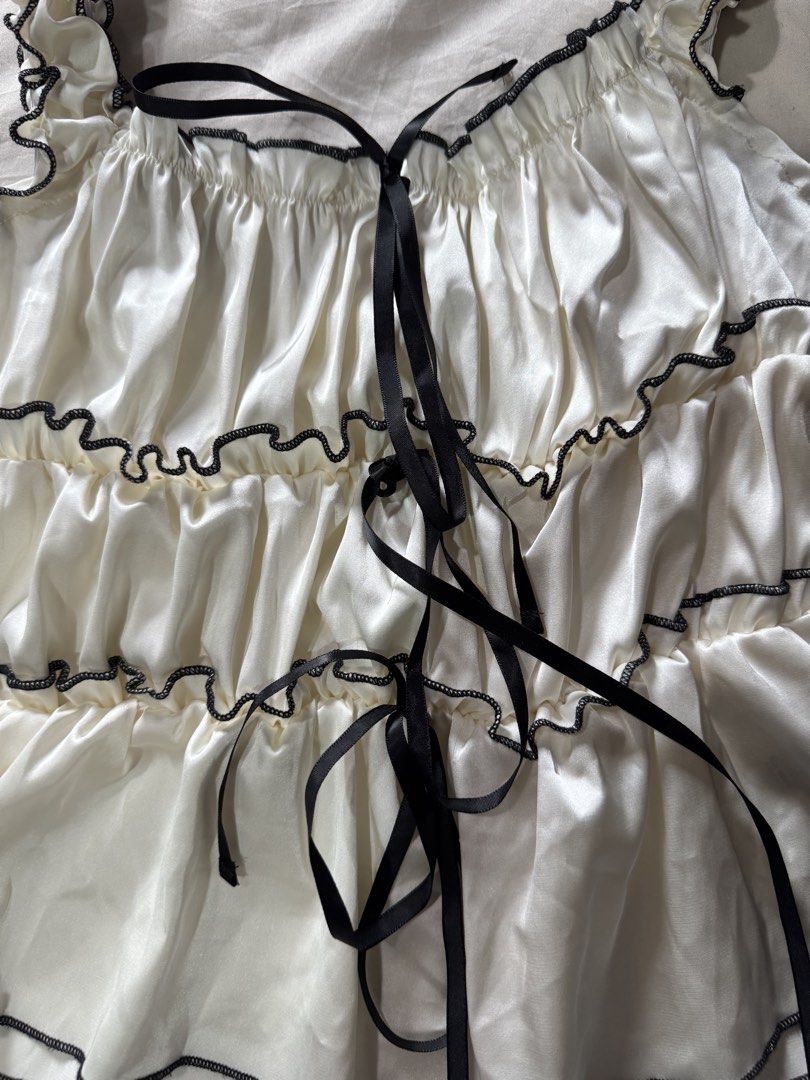Rutched Ribbon Silk Top (Category: Sleeveless) located in Quezon City. Submitted by chrollo7 (Listing ID 1454783971, Image 2). Description: - can fit xs to small - stretchy material.