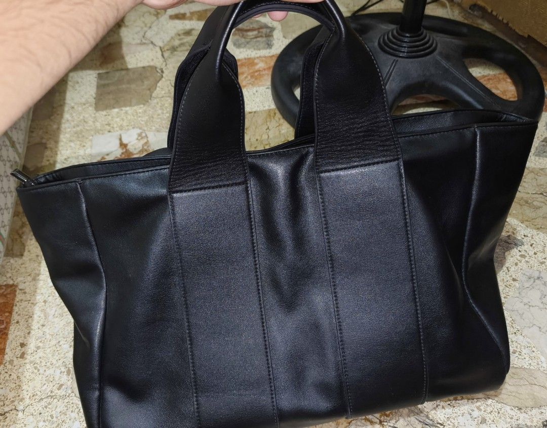 Salvatorre - Large Black Leather Tote Bag (Category: Luxury Bags & Wallets) located in Manila. Submitted by mamatheregoesthatman23 (Listing ID 1454784032, Image 3). Description: - Classic black leather tote bag - price still negotiable - Spacious interior for all your essentials, good for everyday work use. - bought last month at SM for 1.2k - used only for a week - can do meetups around lrt/mrt - can do lalamove or jnt pm for more inquiries .