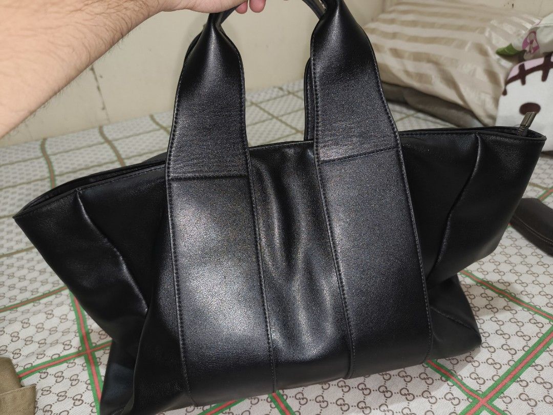 Salvatorre - Large Black Leather Tote Bag (Category: Luxury Bags & Wallets) located in Manila. Submitted by mamatheregoesthatman23 (Listing ID 1454784032, Image 1). Description: - Classic black leather tote bag - price still negotiable - Spacious interior for all your essentials, good for everyday work use. - bought last month at SM for 1.2k - used only for a week - can do meetups around lrt/mrt - can do lalamove or jnt pm for more inquiries .