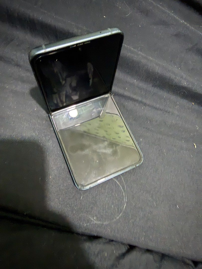 Samsung flip 3 (Category: Samsung) located in Manila. Submitted by piatot (Listing ID 1454927701, Image 3). Description: Nakatambak na lang no repair wala din prob ang screen and and inner screen ok pa sya. May scratches lng kita sa picture. Unit only wala na rin ako extra casing d kc gingamit eh .