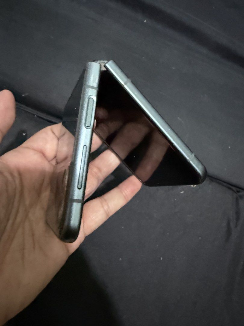 Samsung flip 3 (Category: Samsung) located in Manila. Submitted by piatot (Listing ID 1454927701, Image 2). Description: Nakatambak na lang no repair wala din prob ang screen and and inner screen ok pa sya. May scratches lng kita sa picture. Unit only wala na rin ako extra casing d kc gingamit eh .