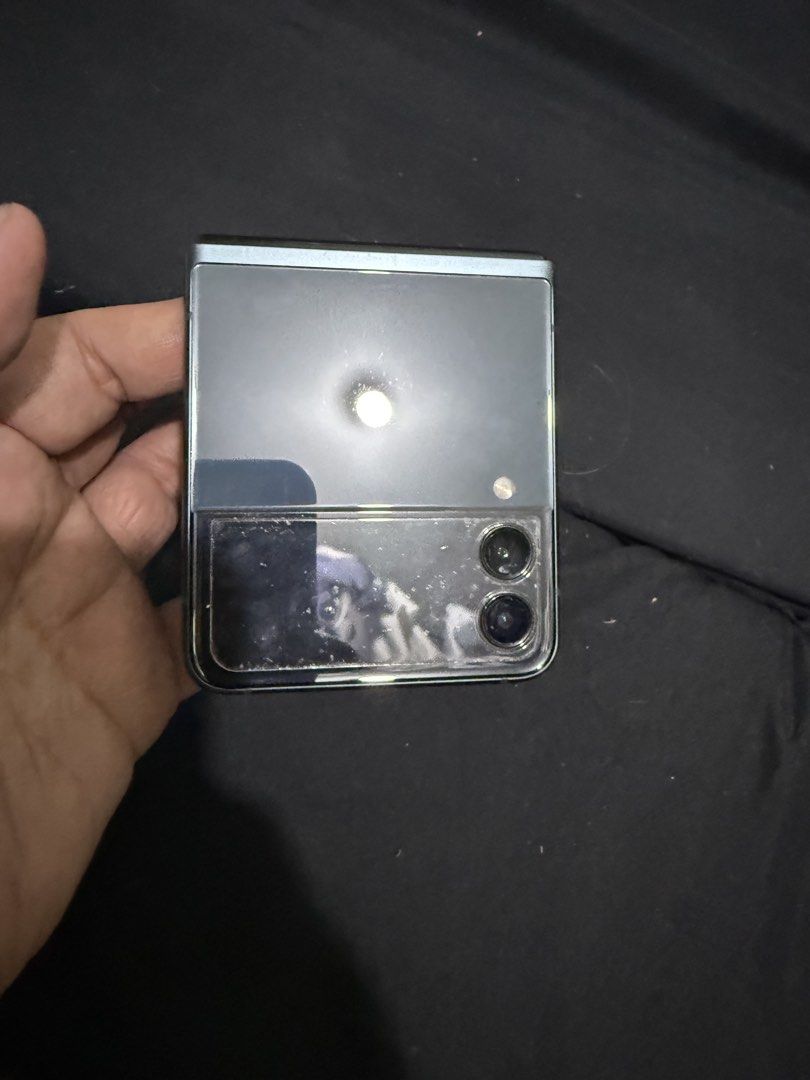 Samsung flip 3 (Category: Samsung) located in Manila. Submitted by piatot (Listing ID 1454927701, Image 1). Description: Nakatambak na lang no repair wala din prob ang screen and and inner screen ok pa sya. May scratches lng kita sa picture. Unit only wala na rin ako extra casing d kc gingamit eh .