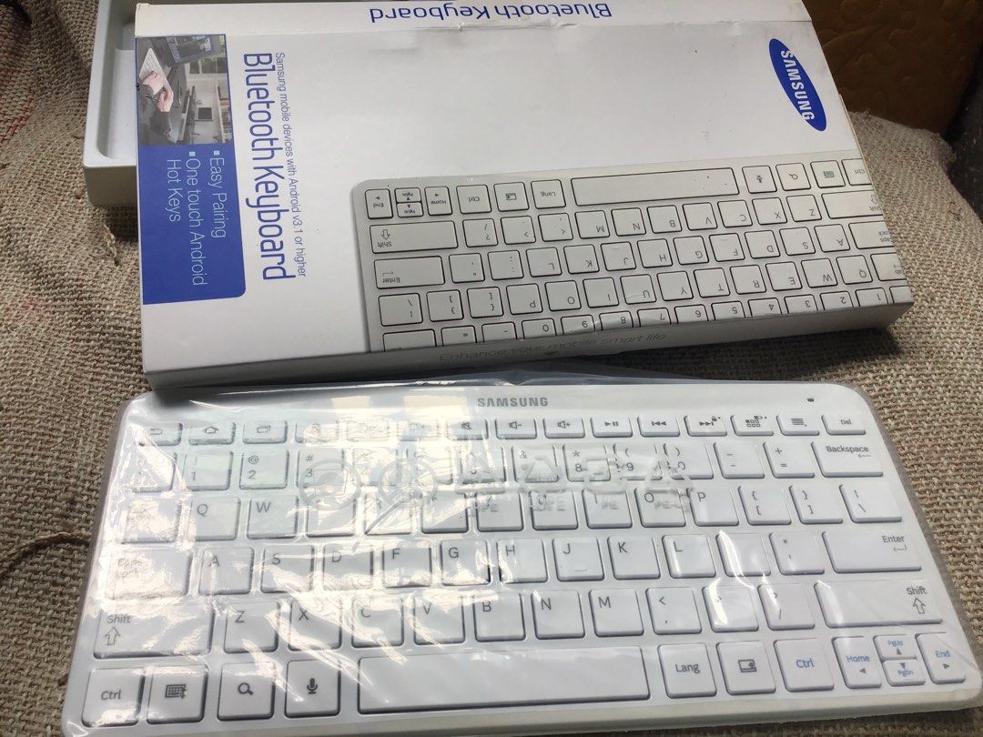 Samsung Wireless Keyboard BKB-10 (Category: Computer Keyboard) located in Manila. Submitted by carou35896 (Listing ID 1454778377, Image 1). Description: old stock but never been used.