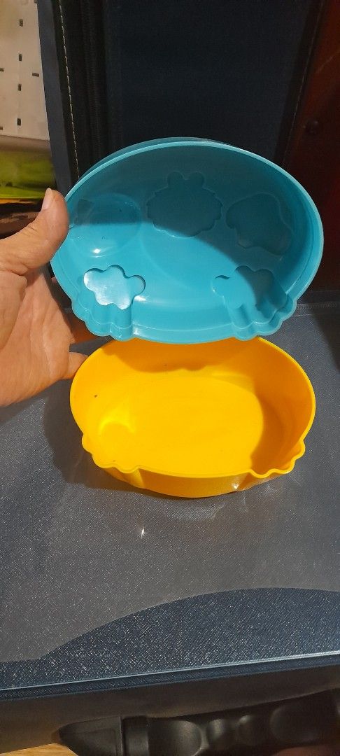 Sesame Street Elmo Hello Kitty Snoopy lunch box (Category: Other Babies Going Out Needs) located in Bocaue. Submitted by marajapansurplus (Listing ID 1454864306, Image 3). Description: .