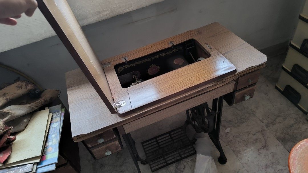 Sewing machine (Category: Craft Supplies & Tools) located in Singapore. Submitted by happisunday (Listing ID 1454830021, Image 2). Description: the sewing machine is almost new. but the wood laminate has already fell off. can repurpose as antique. collection over weekends only. buyer to arrange for own transport..