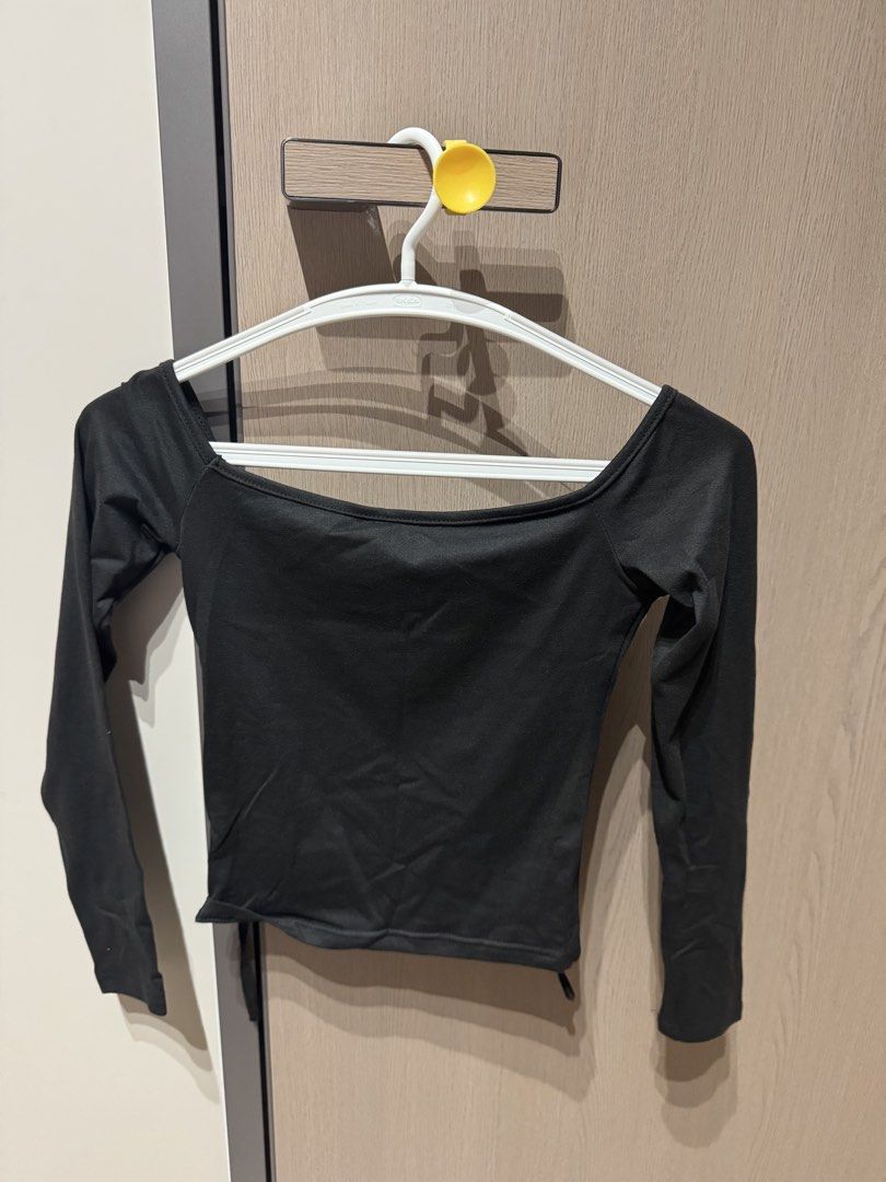 SHEIN Black Off-Shoulder Long Sleeve Top Size S (Category: Longsleeves) located in Manila. Submitted by je2ny (Listing ID 1454901438, Image 3). Description: RFS: Decluttering - Features: Halter neck strap, ribbed material, very stretchy - Size: S MOD: Lalamove, J&T MOP: Gcash.