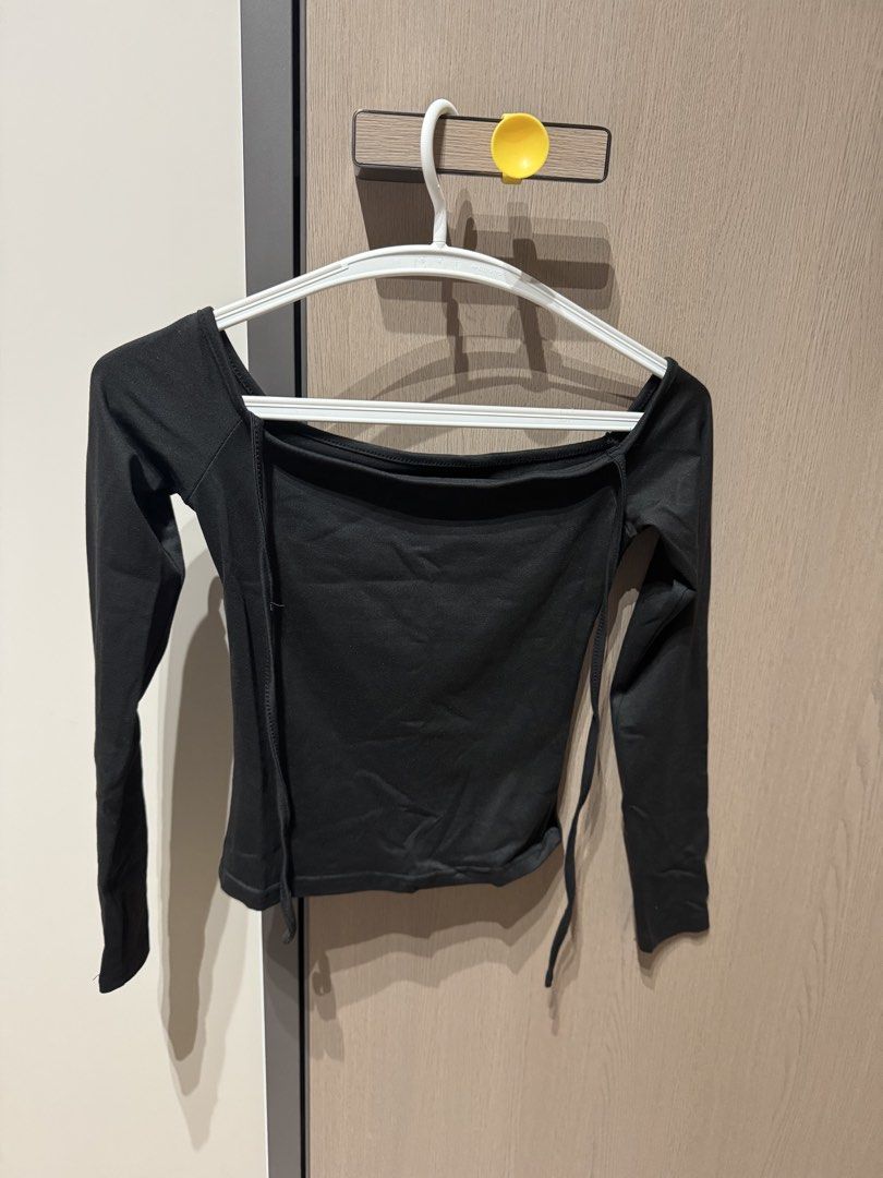 SHEIN Black Off-Shoulder Long Sleeve Top Size S (Category: Longsleeves) located in Manila. Submitted by je2ny (Listing ID 1454901438, Image 2). Description: RFS: Decluttering - Features: Halter neck strap, ribbed material, very stretchy - Size: S MOD: Lalamove, J&T MOP: Gcash.