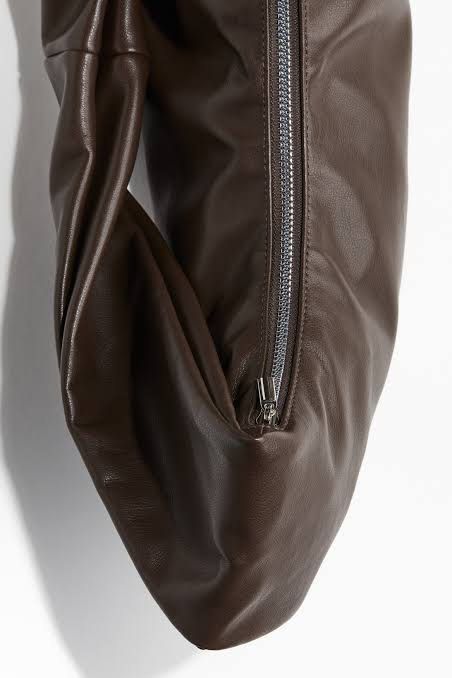 Shoulder bag with twisted strap (Category: Shoulder Bags) located in Tagum. Submitted by declutrandom (Listing ID 1423740055, Image 2). Description: Shoulder bag in coated fabric with zipper closure and twisted “slouchy” handle. Taffeta lining. Width 20 cm. Height 20 cm. Length 40 cm..