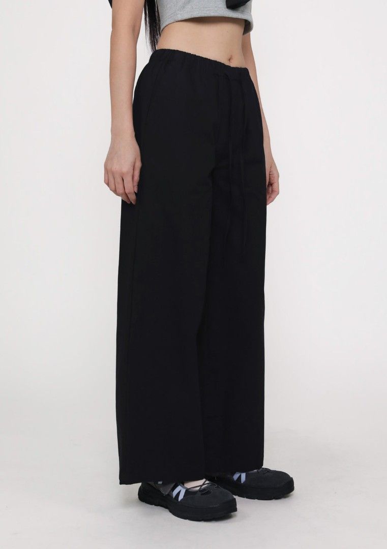 Siena Basic Drawstring Pants (Category: Other Bottoms) located in Singapore. Submitted by m00nu (Listing ID 1454787285, Image 3). Description: bnwt, size M, black never worn before.