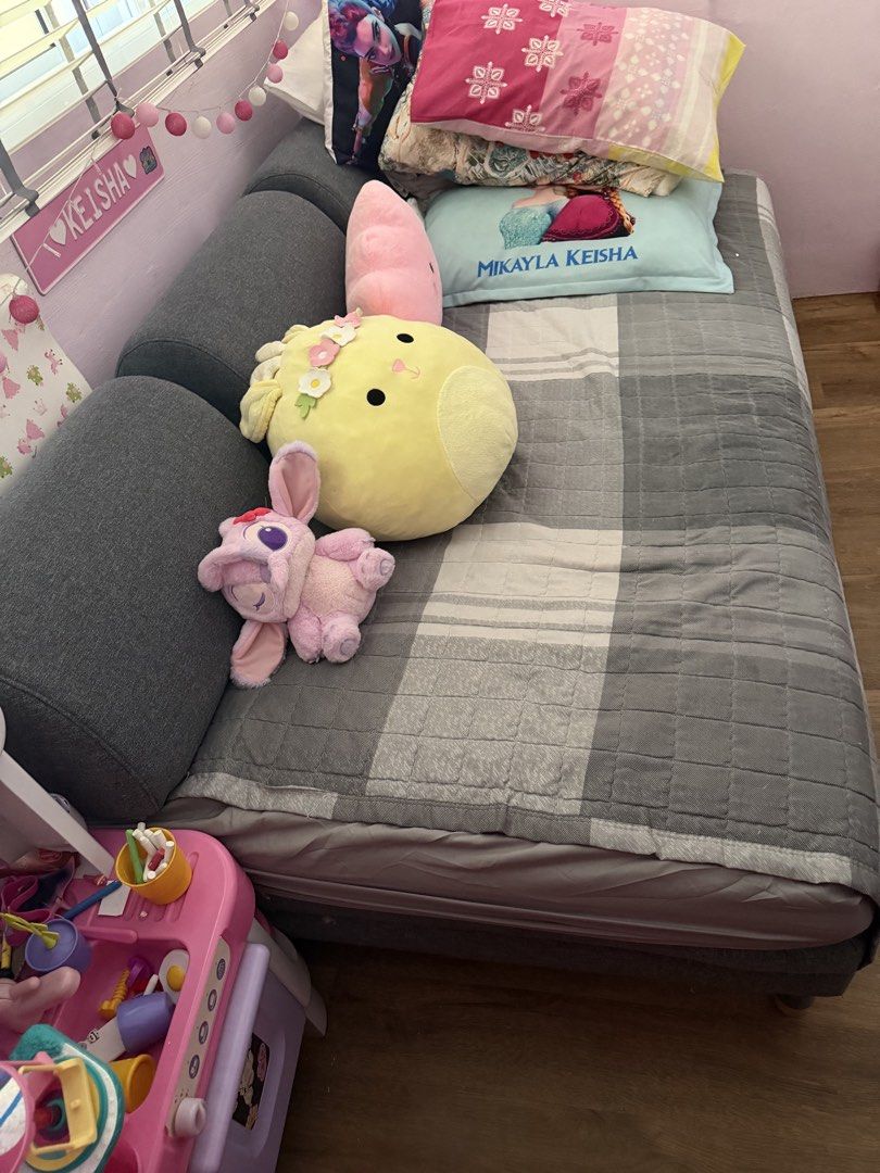 Single Storage Bed (Category: Bed Frames & Mattresses) located in Singapore. Submitted by royalmountain-07b4 (Listing ID 1454789754, Image 2). Description: Single Storage Bed to give away for free. Dismantle & Delivery at your own cost..